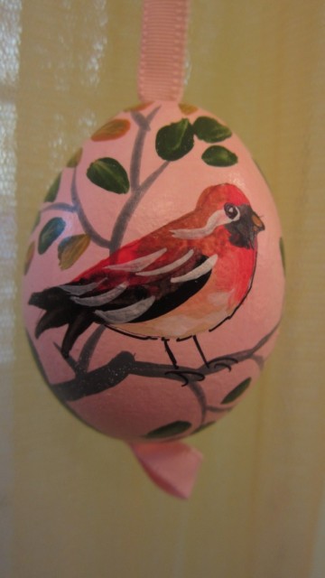 Ape037880 paasei roodborstje op roze ei met roze strik