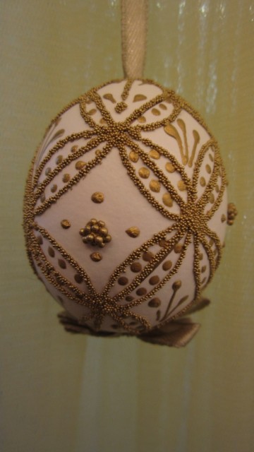 Ape037950 paasei met goud gedecoreerd