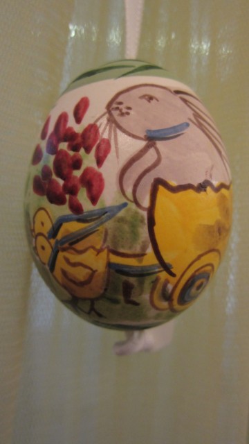 Ape037980 paasei witte haas is kar door 2 kuikens