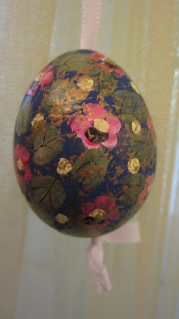 Ape038000 paasei groen blauw met roze anemonen