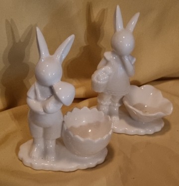 Bdp223268 twee eierdopjes wit paasvrouw en paarhaas