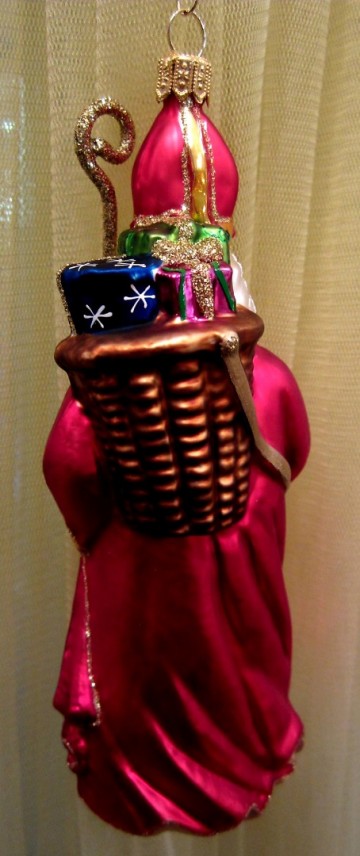 Hw01670121 sinterklaas met pakjes op zijn rug achterzijde