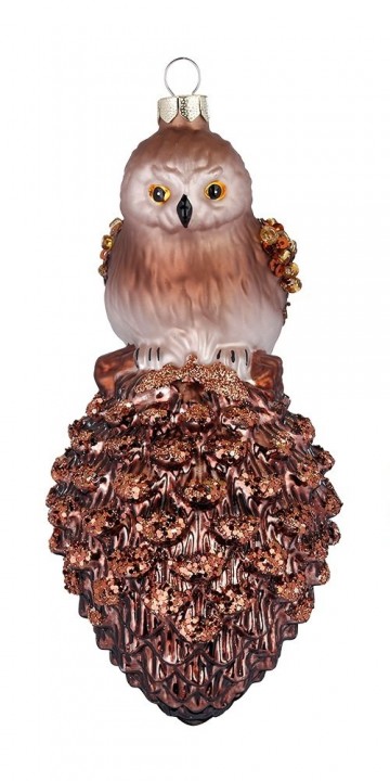 Igm648241 bosuil op dennenappel